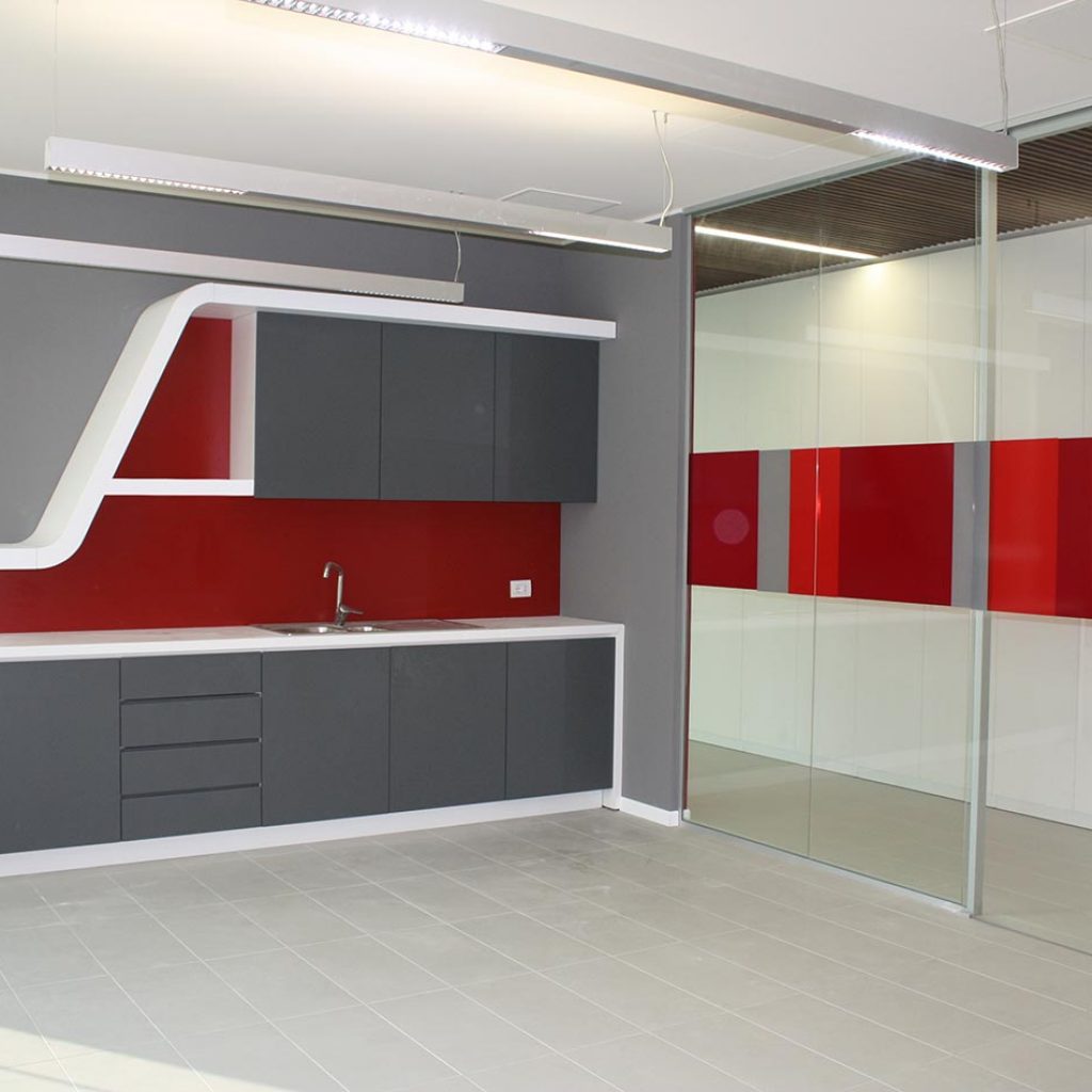 Le boiserie per cucine moderne possono rivelarsi delle ottime soluzioni salva-spazio ma anche un’originale opportunità di avere una cucina unica e su misura